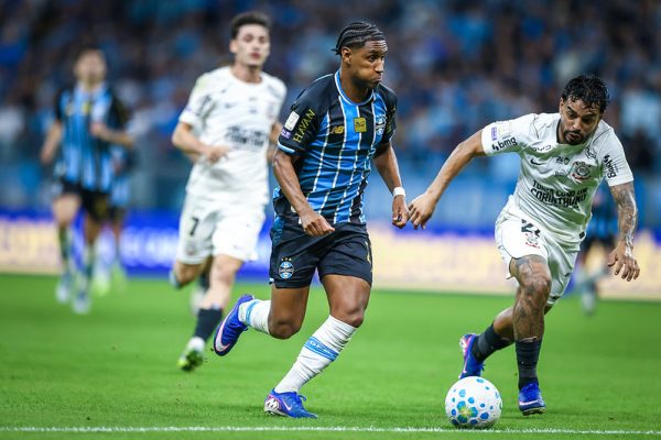 Grêmio perde de virada para o Corinthians e segue pressionado