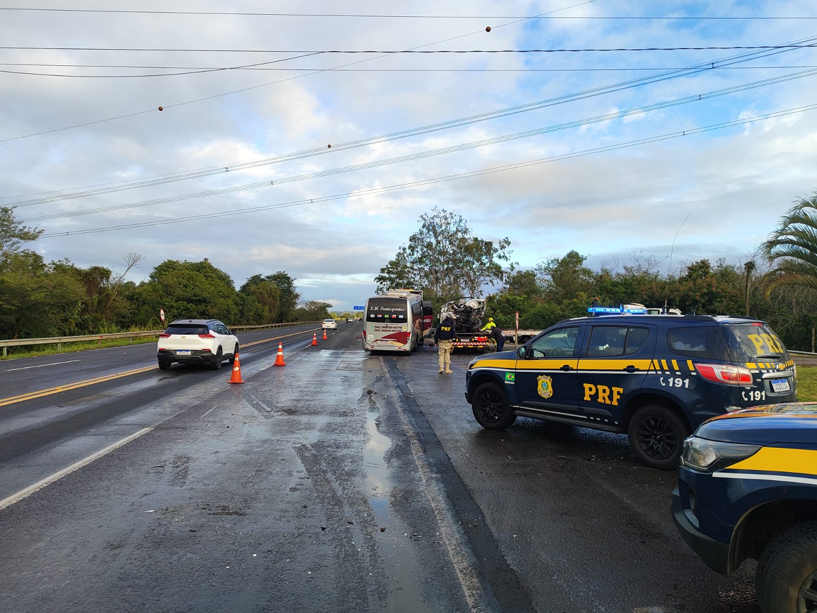 Colisão entre caminhonete e micro-ônibus deixa um morto na BR-386