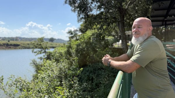 Com remos e caiaques, policial da reserva ajuda jovens a construir caminhos