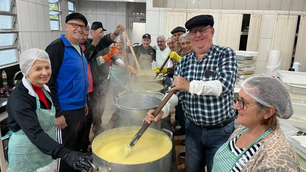 Comunidade do Jacarezinho prepara 500kg de polenta para a Suinofest