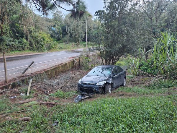 Carro sai de pista e invade pátio de casa em Lajeado
