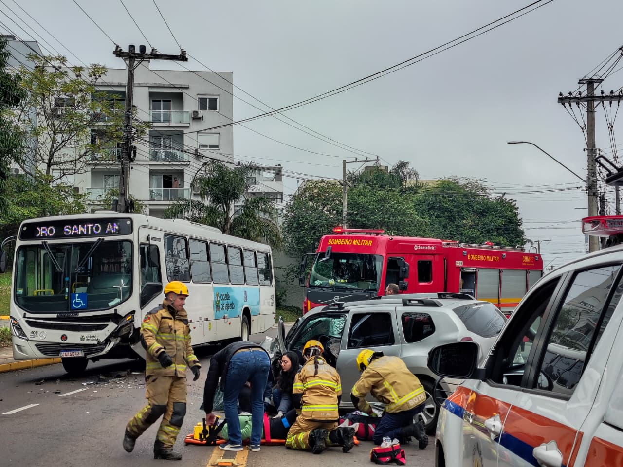 Grave colisão entre carro e ônibus deixa mulher ferida em Lajeado