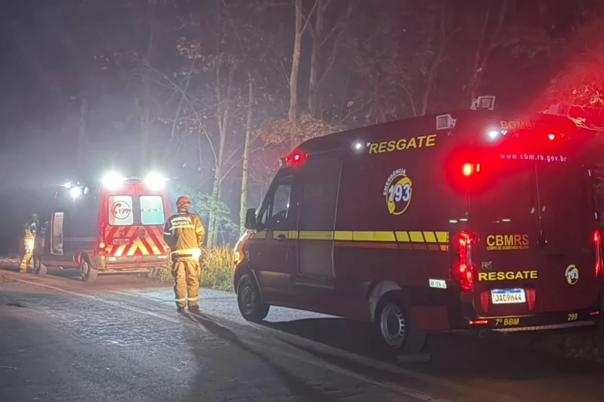 Homem morre após colisão de carro contra árvores na RS-129