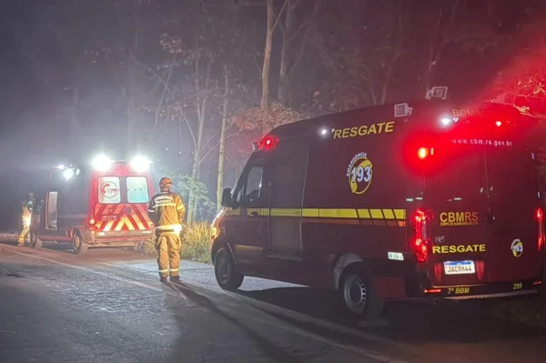 Homem morre após colisão de carro contra árvores na RS-129