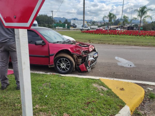 Tempra e Strada colidem na ERS-130, em Arroio do Meio