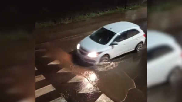 Água da chuva acumula e causa trantorno a motoristas e pedestres na BR-386, em Lajeado