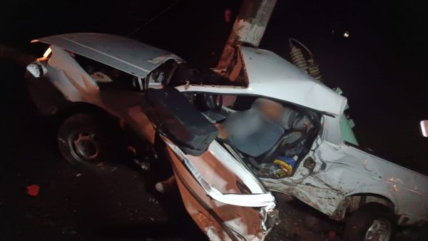 Carro colide em poste e motorista fica preso às ferragens na ERS-332
