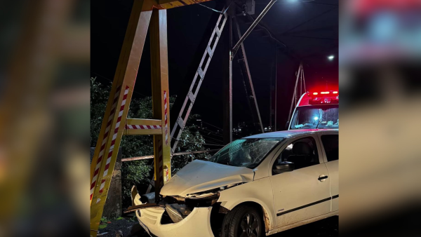Carro colide contra estrutura da Ponte de Ferro e três pessoas ficam feridas