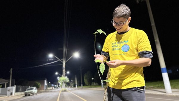Aos 20 anos, ele refloresta a cidade que foi  três vezes levada pelas águas