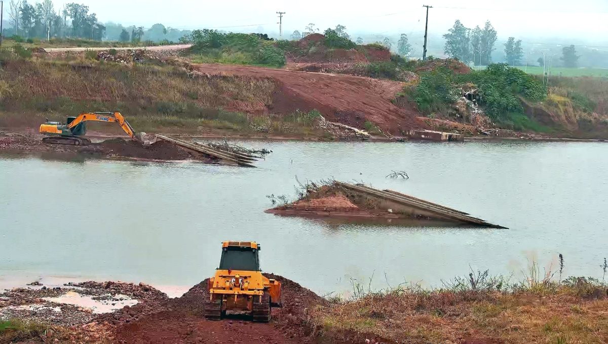 Abertura de acesso permitirá remoção dos escombros de ponte
