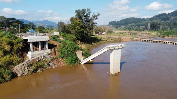 Correnteza leva balsa e coloca prazo para nova ponte em xeque
