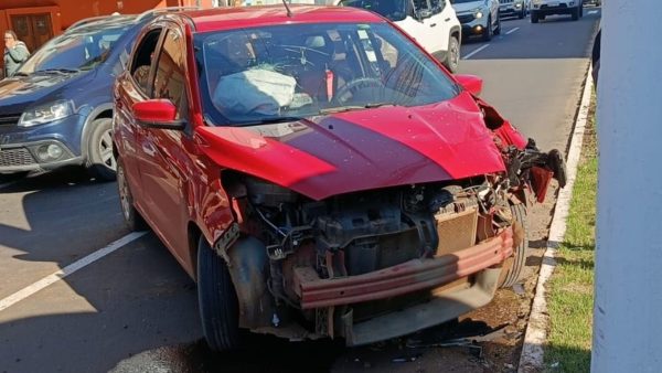 Quatro pessoas ficam feridas após colisão em poste na Av. Rio Branco