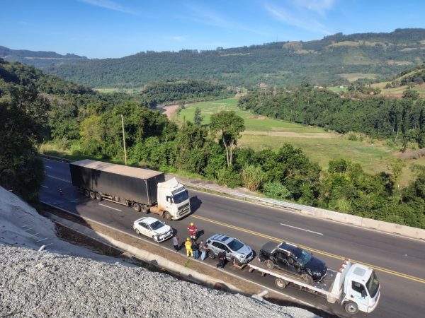 Engavetamento de cinco carros deixa uma pessoa ferida na BR-386