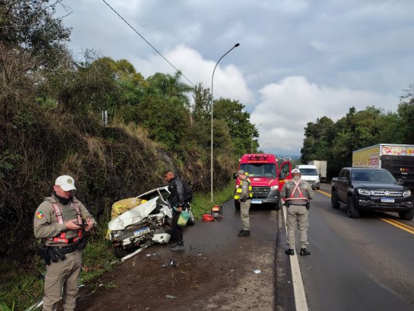 Jovem fica preso às ferragens após saída de pista na ERS-130