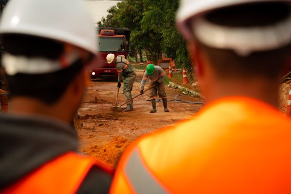 Equipes da Corsan promovem melhorias em pavimentos e ações de relacionamento com a comunidade