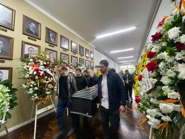 Comunidade dá o último adeus ao ex-prefeito Günther Wagner