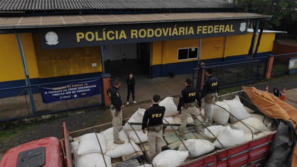 PRF apreende cerca de 800 quilos de maconha escondidos em carga de ração