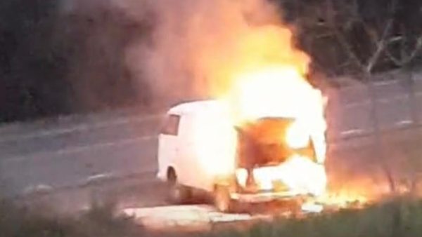 Pane mecânica causa incêndio e destrói Kombi em Cruzeiro do Sul
