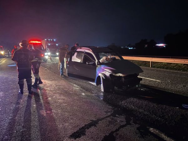 Acidente com três veículos deixa dois feridos na BR-386