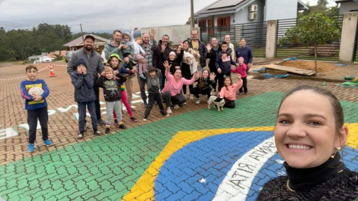 Famílias pintam bandeira gigante em rua de Estrela