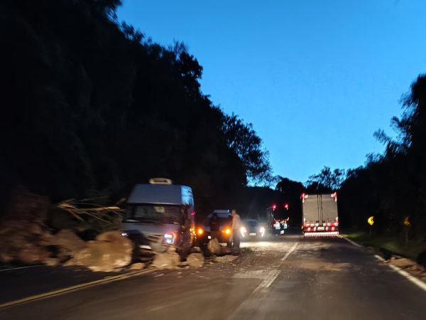 Queda de barreira causa bloqueio parcial da Rota do Sol