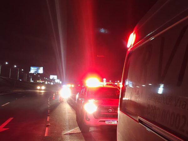 Viatura da Brigada Militar é atingida por carro e colide contra defensa metálica na BR-386