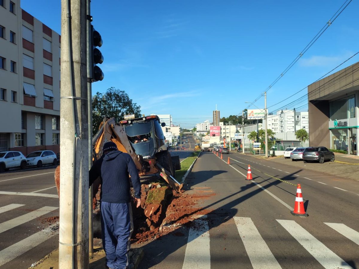 Remoção de canteiro central altera trânsito na av. Pasqualini, em Lajeado