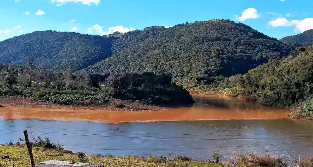 Chuva deixa rio avermelhado e encontro das águas chama atenção