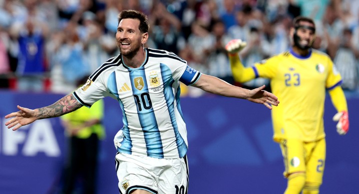 Messi vira maior artilheiro das copas e lidera Argentina em estreia