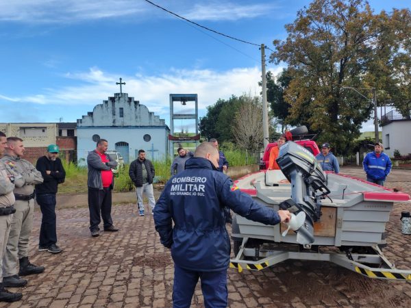 Bombeiros treinam voluntários para atuação em resgates no Rio Taquari
