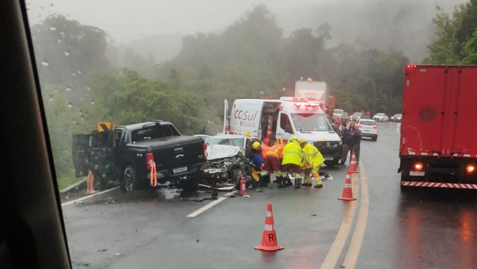 Colisão deixa quatro feridos graves na Serra de Pouso Novo