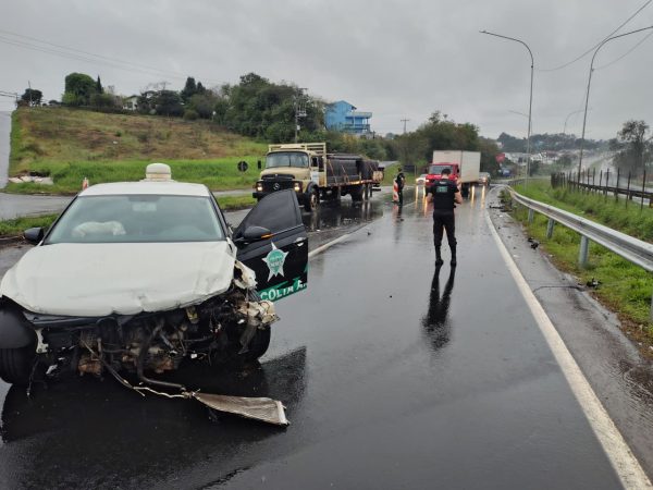 Veículo de escolta armada sai da pista e atinge guard-rail na BR-386