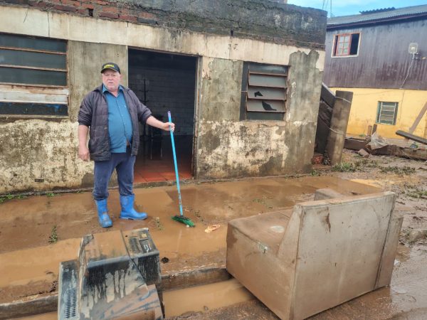 Com recuo do rio, moradores iniciam retorno e limpeza das casas em Lajeado