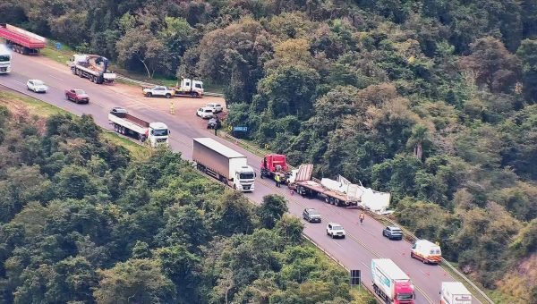 Operação remove carreta e libera BR-386, em Pouso Novo