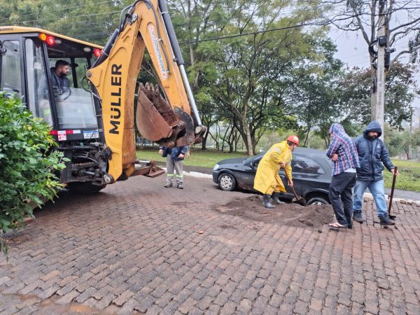 Carro fica preso em buraco no bairro São Cristóvão, em Lajeado
