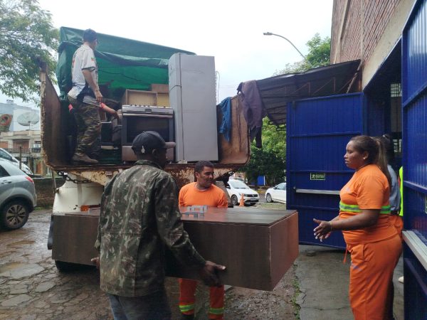 Famílias deixam casas às pressas em Cruzeiro do Sul