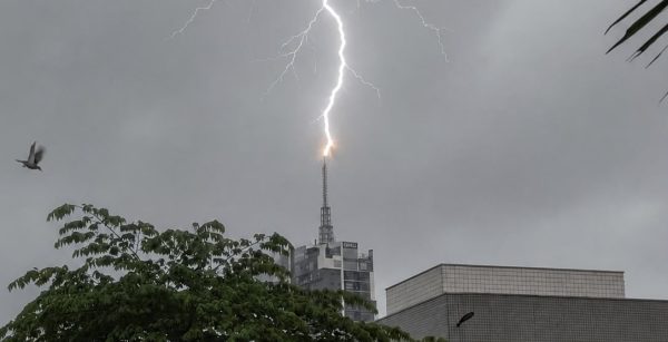 Foto para amigo vira flagra de raio no prédio mais alto do RS
