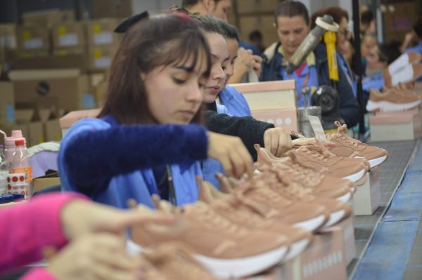 Projeto prepara jovens para empresas