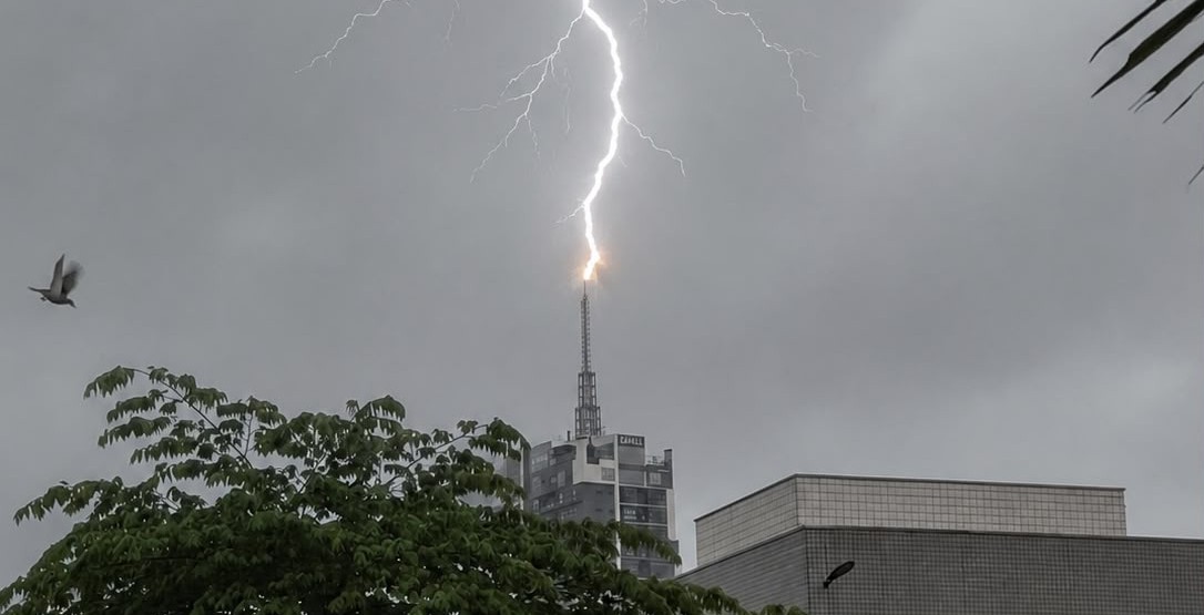 Foto para amigo vira flagra de raio no prédio mais alto do RS