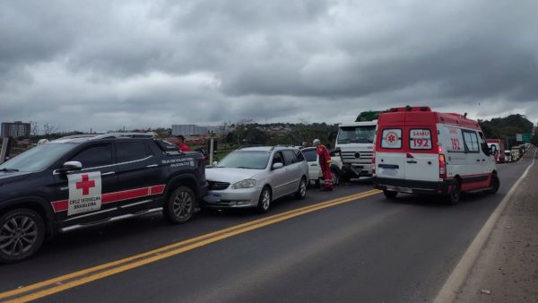 Engavetamento envolve caminhão, dois carros e veículos da Cruz Vermelha na RS-130