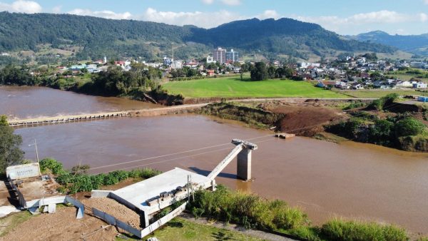 Governo de Travesseiro notifica empresa por obras de ponte paralisadas