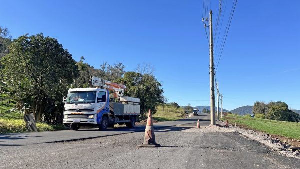 Três postes impedem conclusão da ERS-129