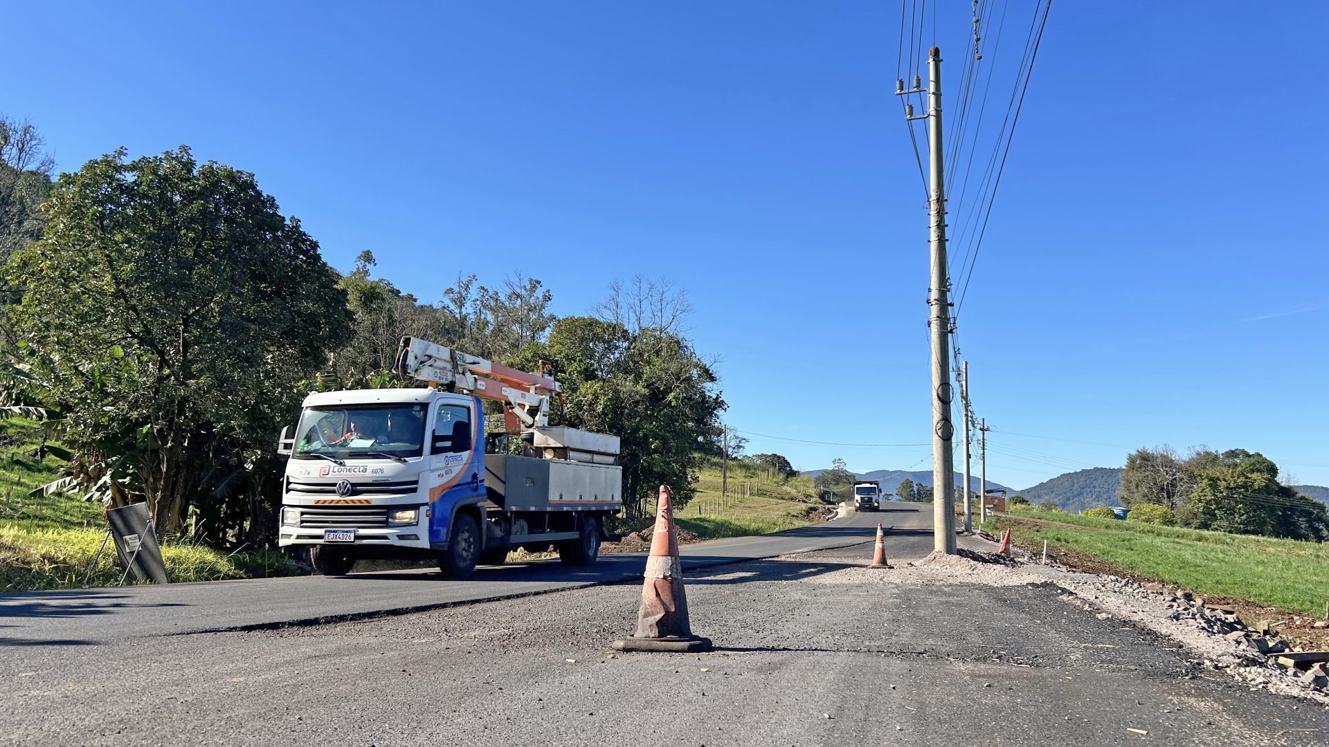 Três postes impedem conclusão da ERS-129