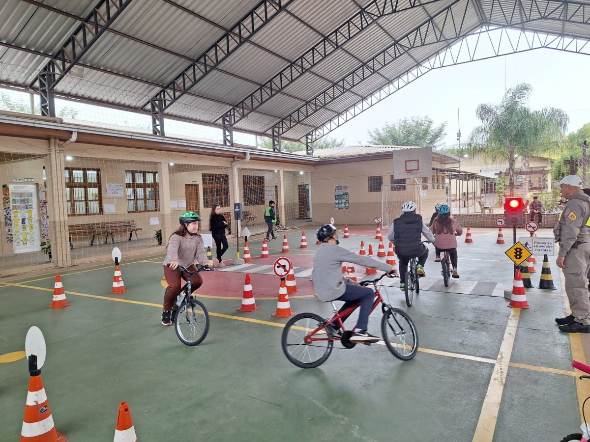 Escolinha de trânsito alerta à segurança viária