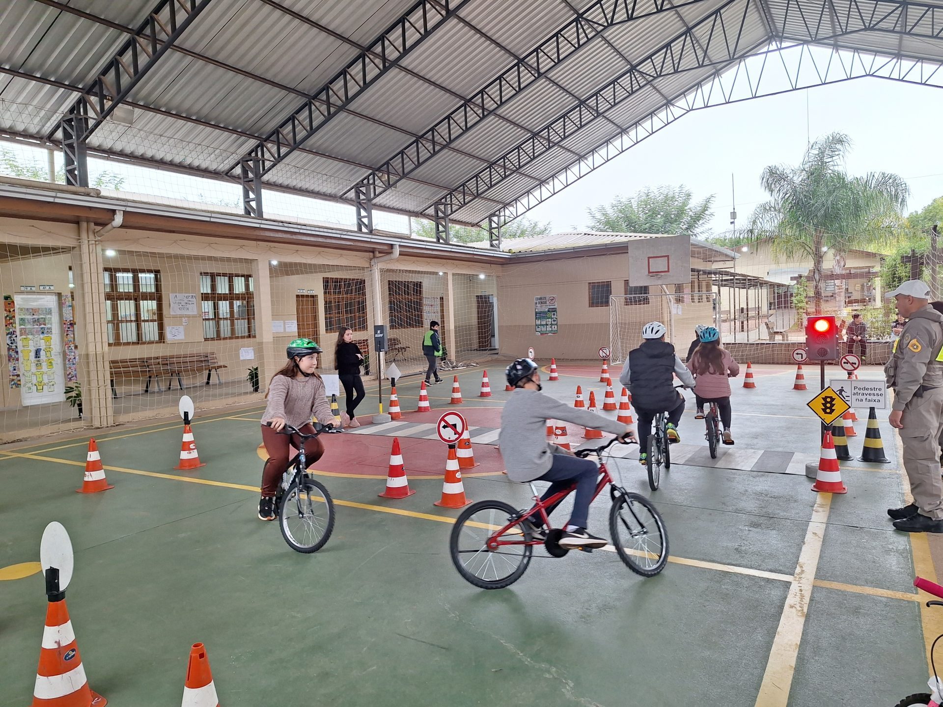 Escolinha de trânsito alerta à segurança viária