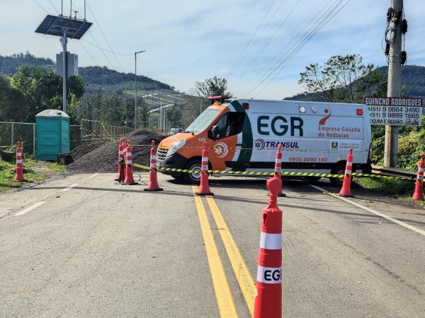 Passagem de pedestres em ponte acontece sem autorização, diz EGR