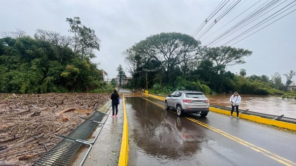 Estrela bloqueia Ponte Baixa e amplia interdições