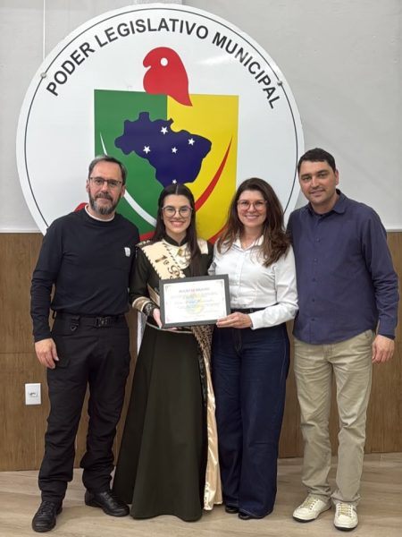 Câmara de Venâncio Aires homenageia jovem prenda por conquista regional
