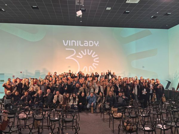 Vini Lady celebra 30 anos com celebração e homenagens