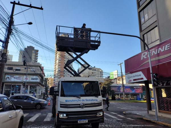 Semáforo destruído em acidente será recolocado nesta sexta-feira